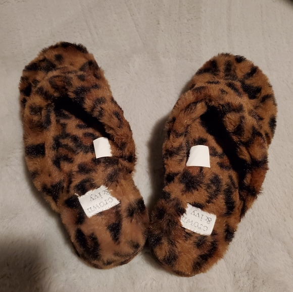 Crown & Ivy Faux Fur Platform Sandals - Picture 7 of 7